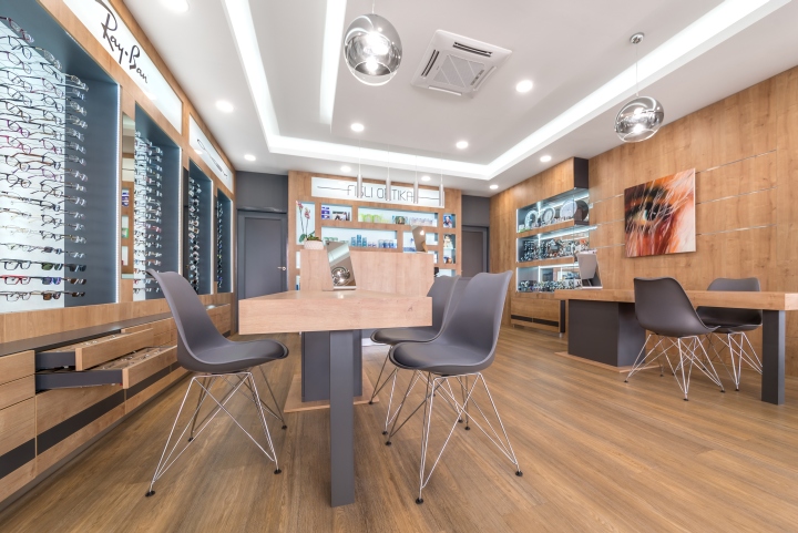 匈牙利小镇的温馨光学店-14