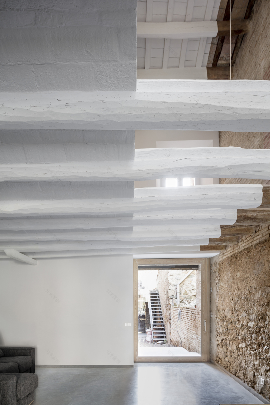 Reform of a House Between Walls-8