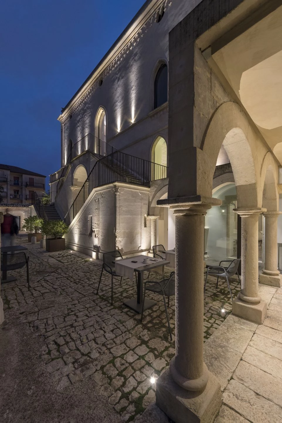 意大利修复古堡别墅,新旧对话的光影空间-16