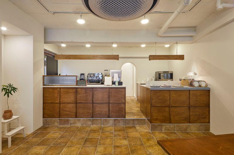 21 平米咖啡店，白色与木纹的温馨空间-5