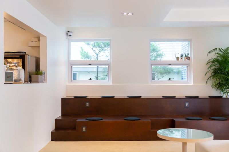 25 坪温暖氛围的白色与木质调咖啡馆设计-6