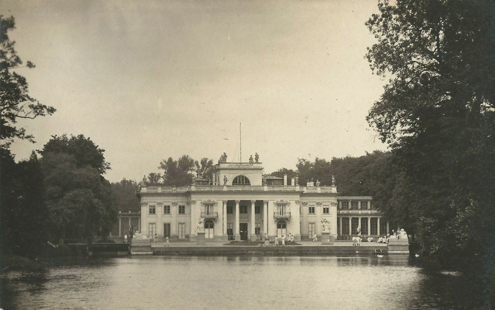 华沙皇家浴场公园内的岛屿宫丨波兰华沙丨蒂尔曼·冯·加默伦,多米尼克·梅林等-8