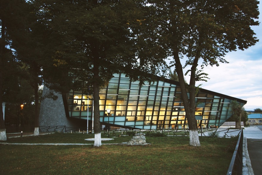 山林间的公共服务中心-10