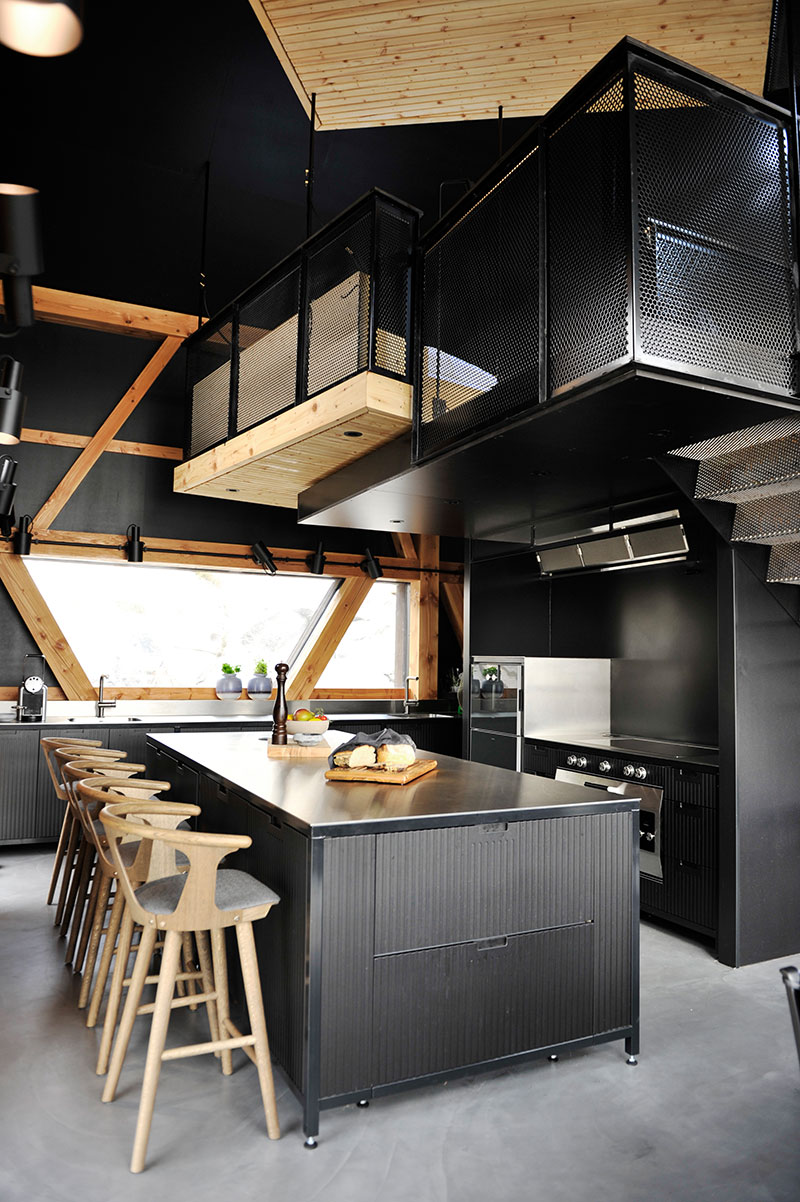 挪威海岸线上的黑色岩石住宅-6