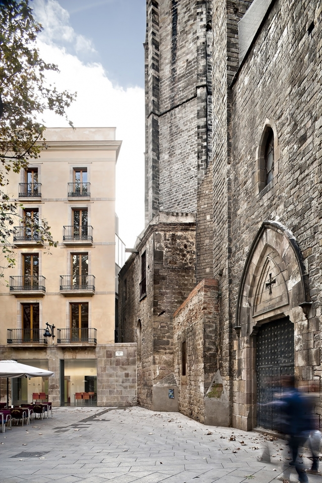 哥特区废墟重生 · 新旧对话的公共空间-14