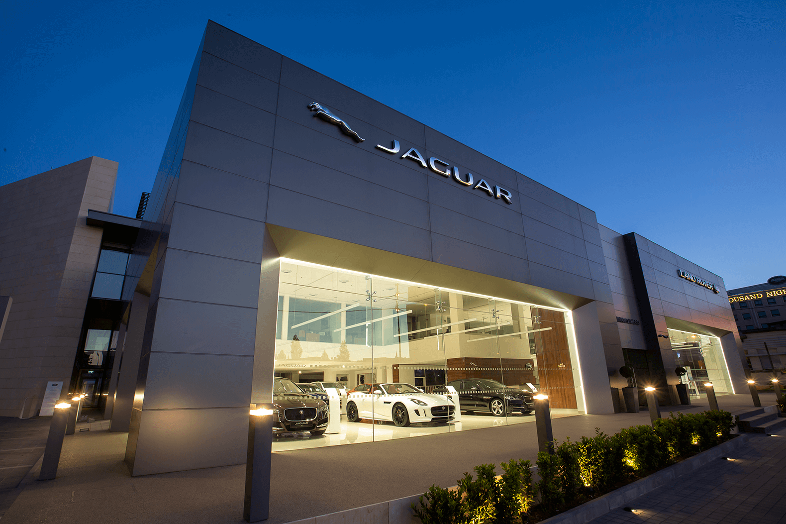 Tahhan and Bushnaq Architects 打造的现代豪华汽车展厅-8