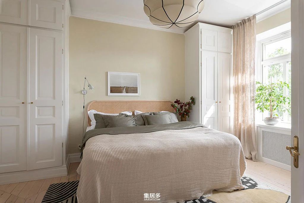 明亮斯堪的纳维亚公寓中的画廊式墙面点亮家居艺术-10