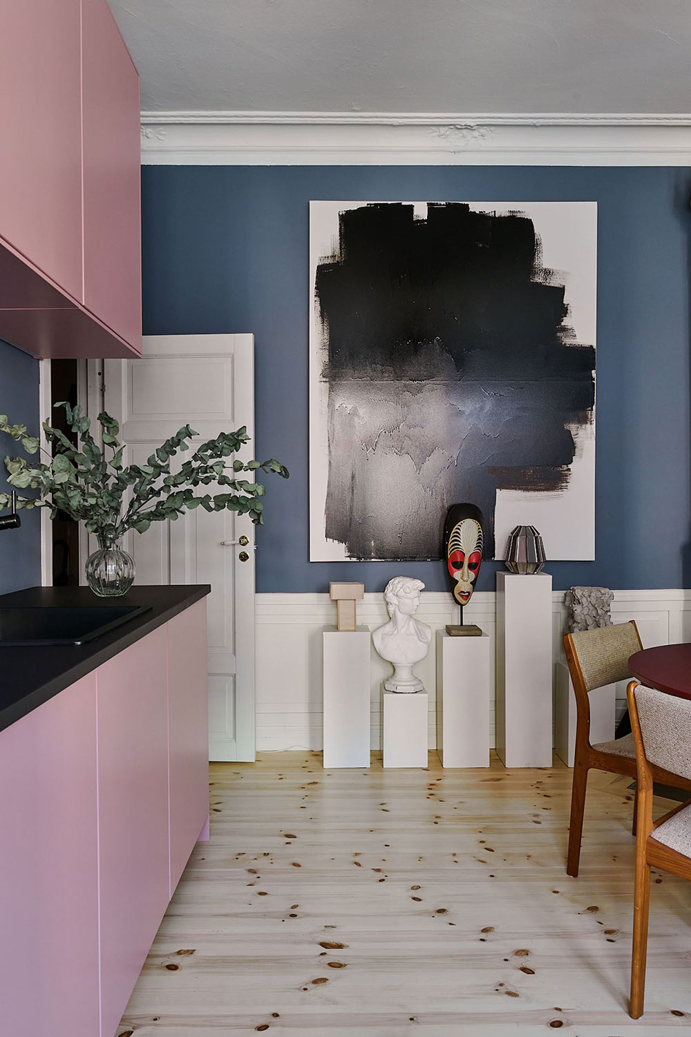 33 平米艺术小公寓 | 蓝色墙面与粉色厨房的完美碰撞-2