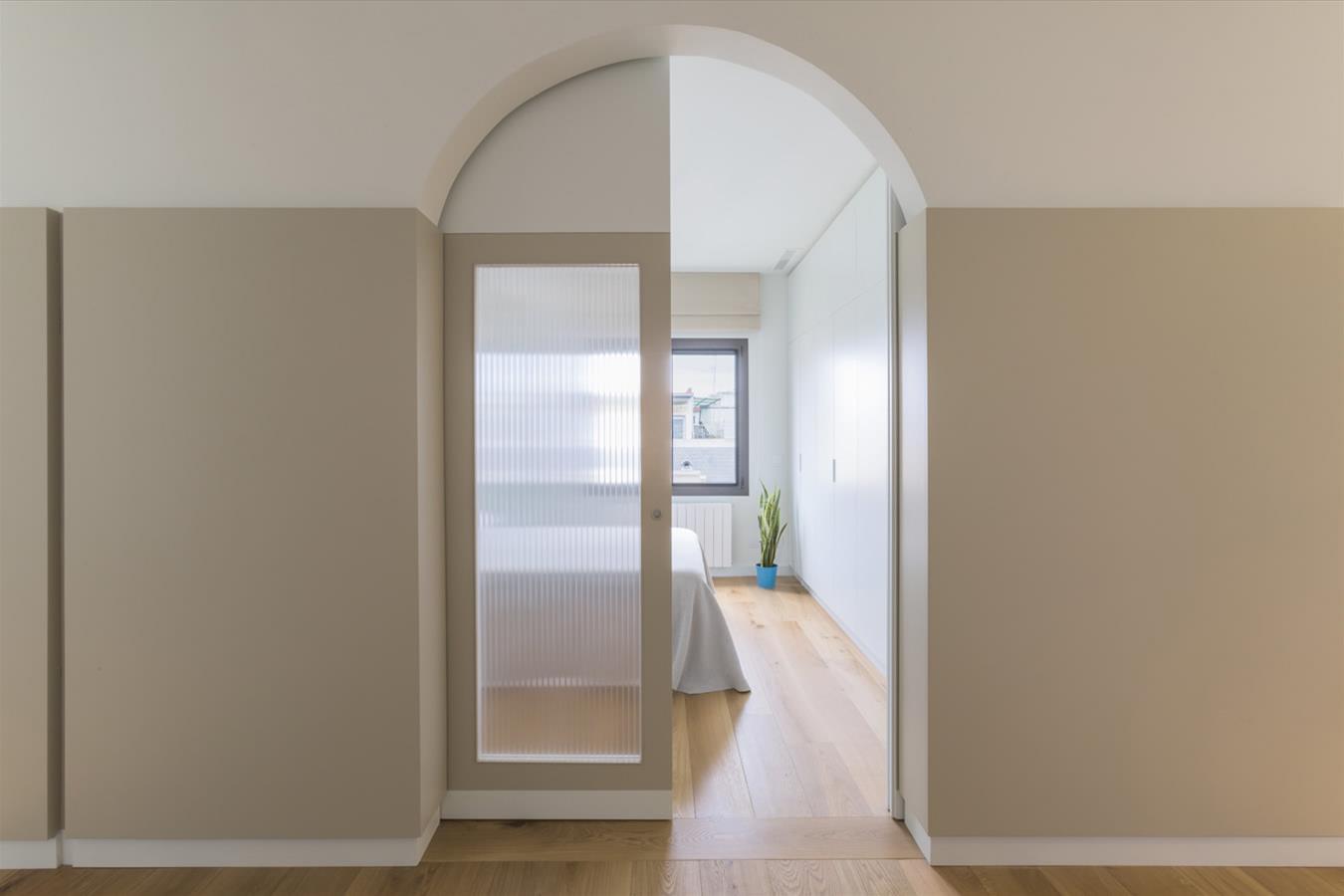 巴塞罗那工业风公寓设计,自然光与空间的完美融合-9