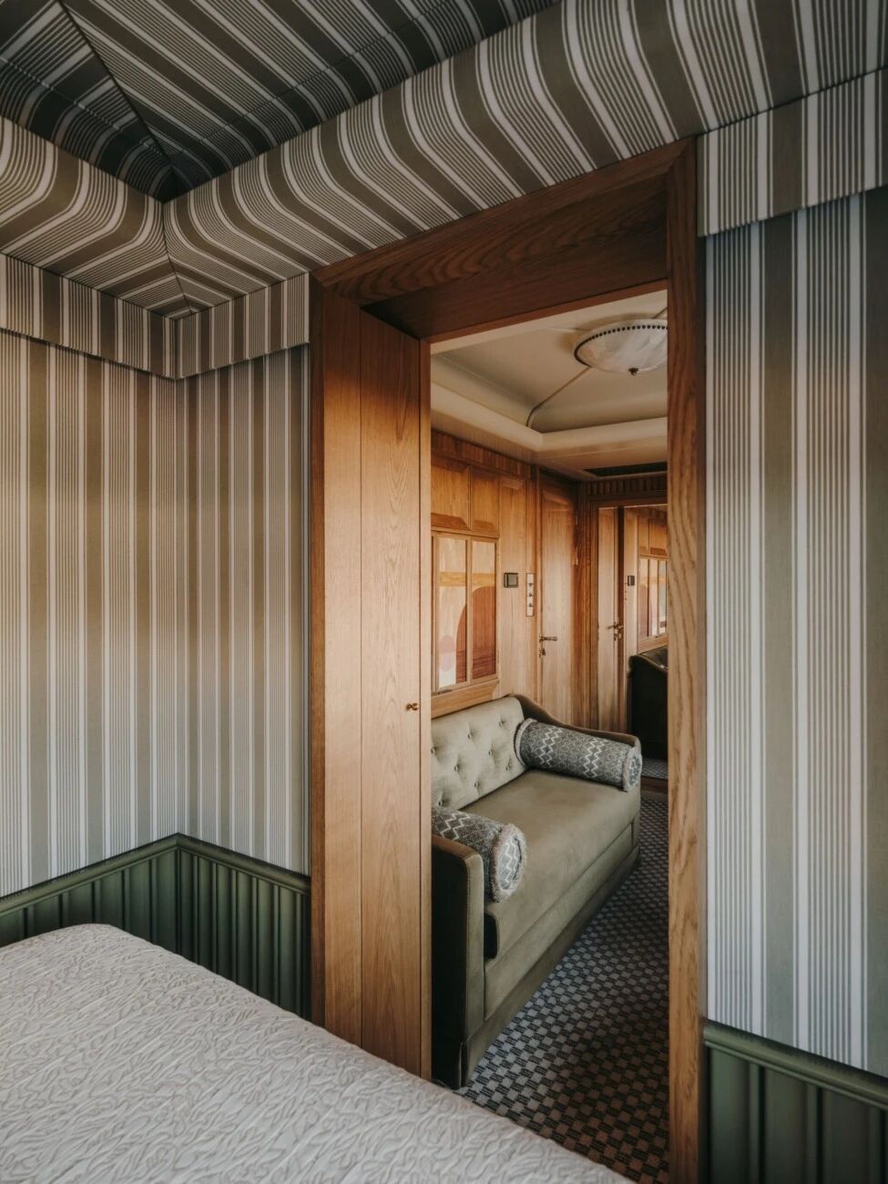 不列颠探险家号列车内部设计丨英国威尔士丨Albion Nord,合作艺术家有Luke Edward Hall等-44