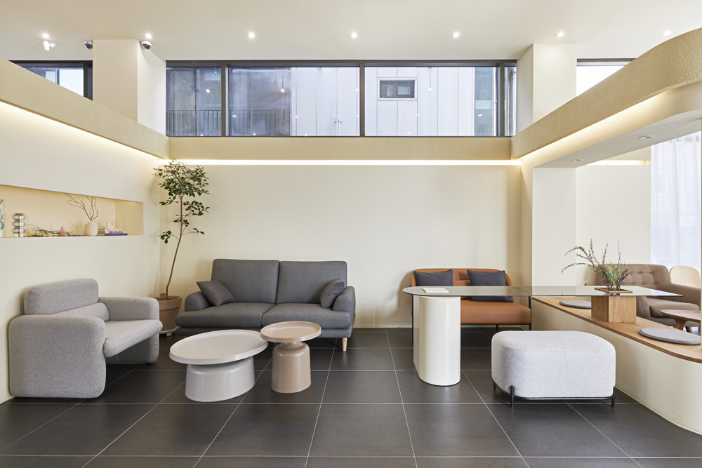 明亮的现代咖啡厅，32 平米打造舒适氛围-10