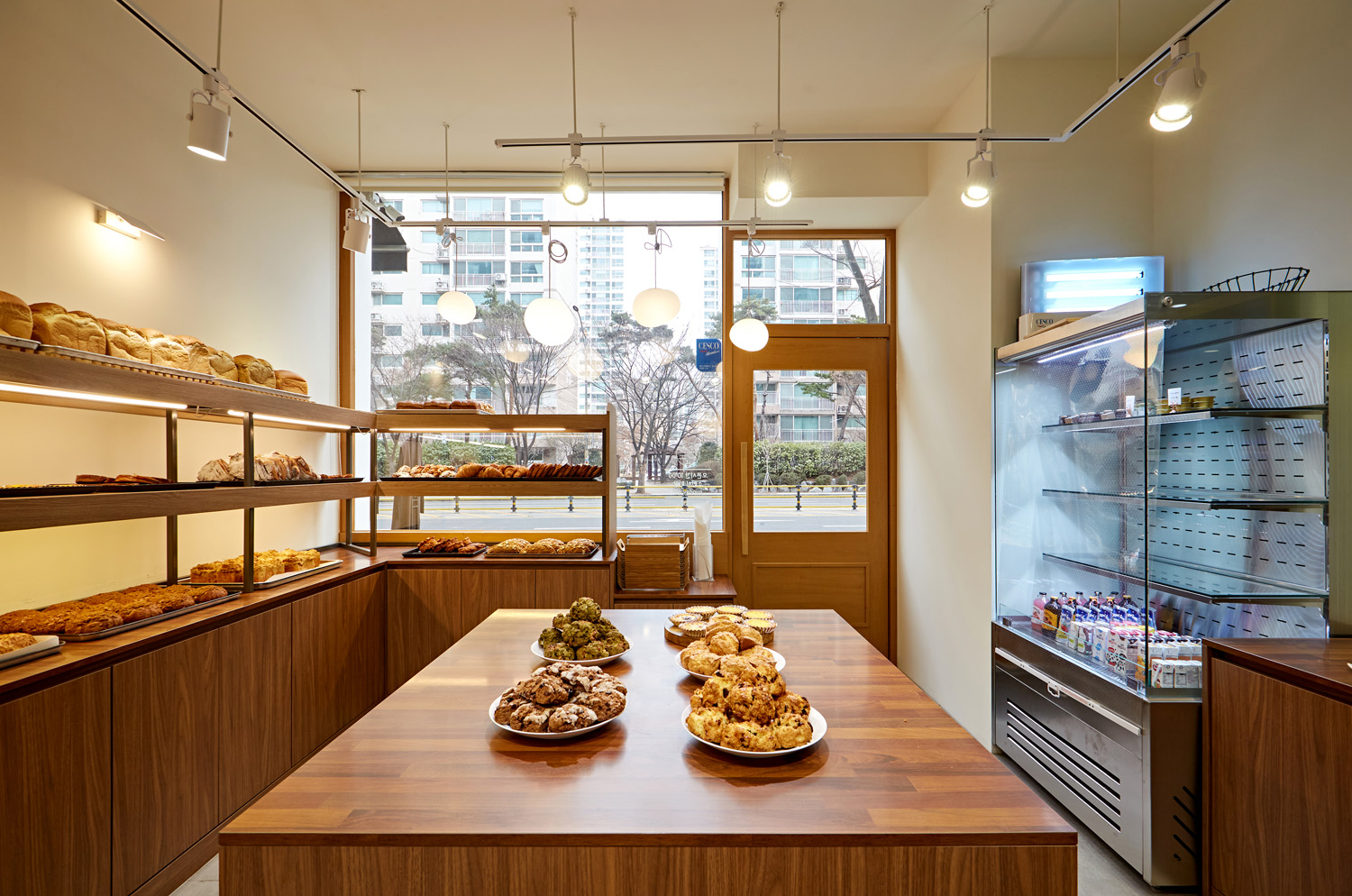 白色与木色交融的 16 平米极简主义室内设计-10