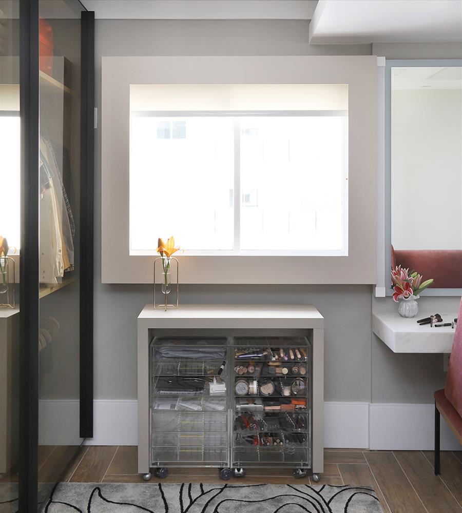 Mari Saad 的木质玻璃衣橱设计 | 宽敞明亮，组织性强-5