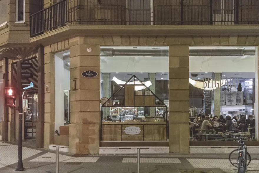 西班牙乡村风格临时餐厅设计-7