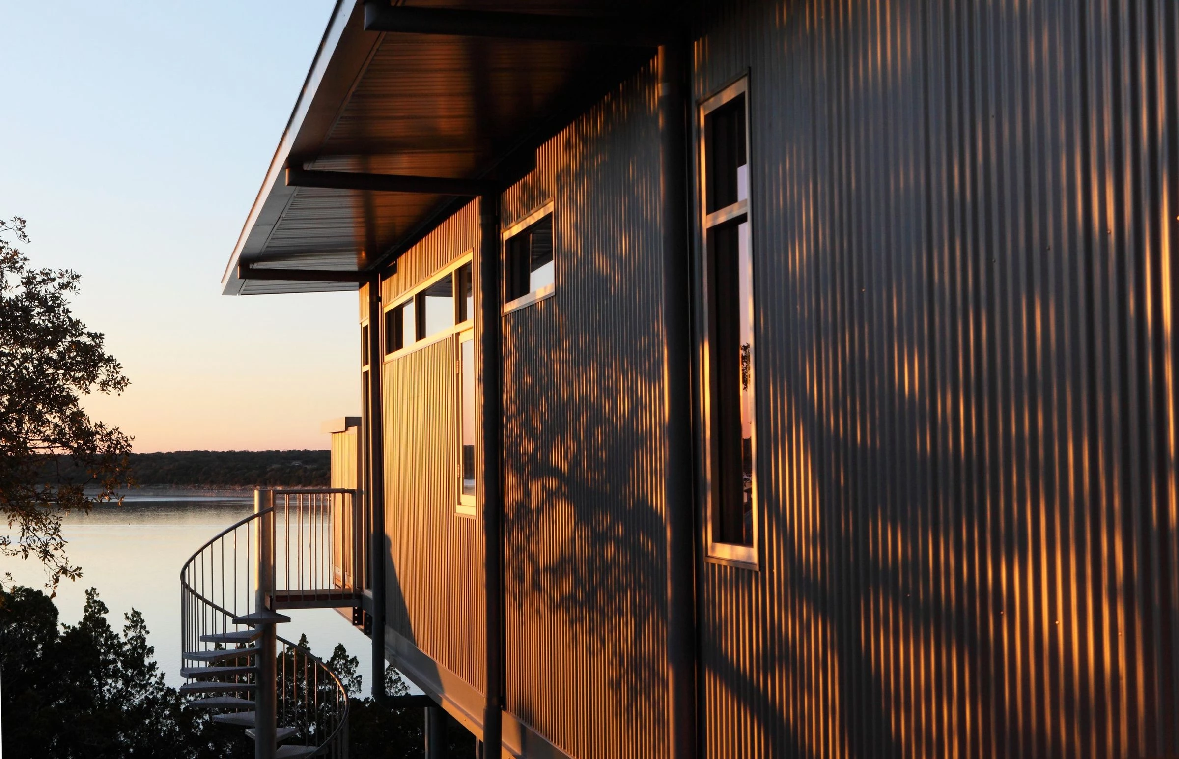 德州奥斯汀的"Villa Nuevo" | 夏日遮阳，室内外生活和谐共生-21