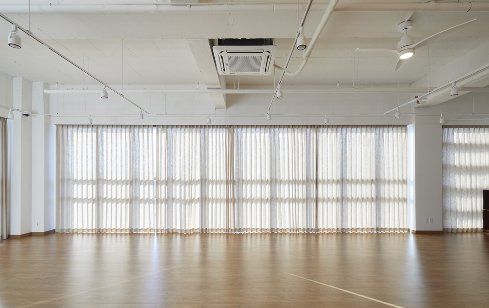 白色与木质的碰撞 | 50 平米瑜伽空间的极简设计-11