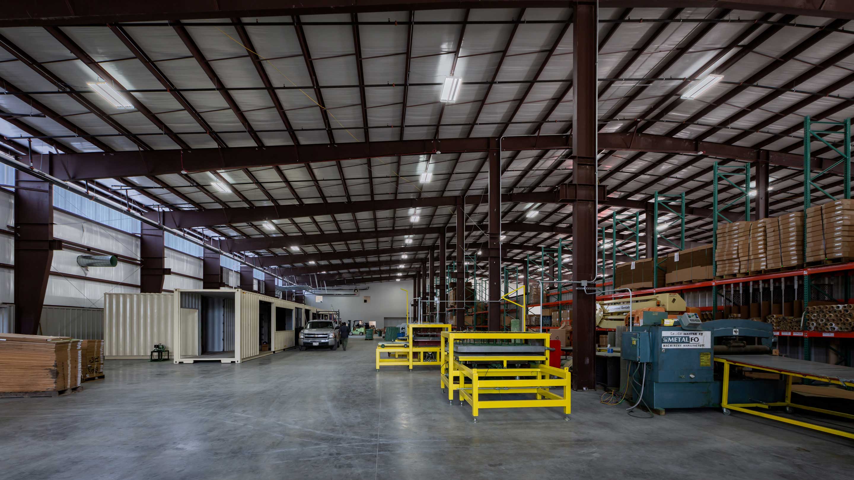 具有混合结构系统的办公室和高架仓库建筑丨Goree Architects-10