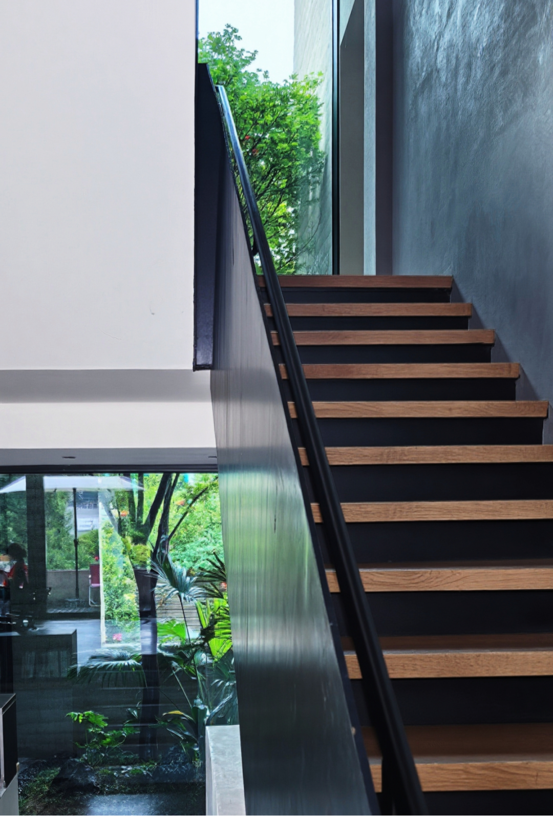 旧房商改逆袭密码“8117鲜咖”|冷硬与温度的博弈|混凝土肌理里藏着时光叙事诗|文创|建筑＋室内设计-11