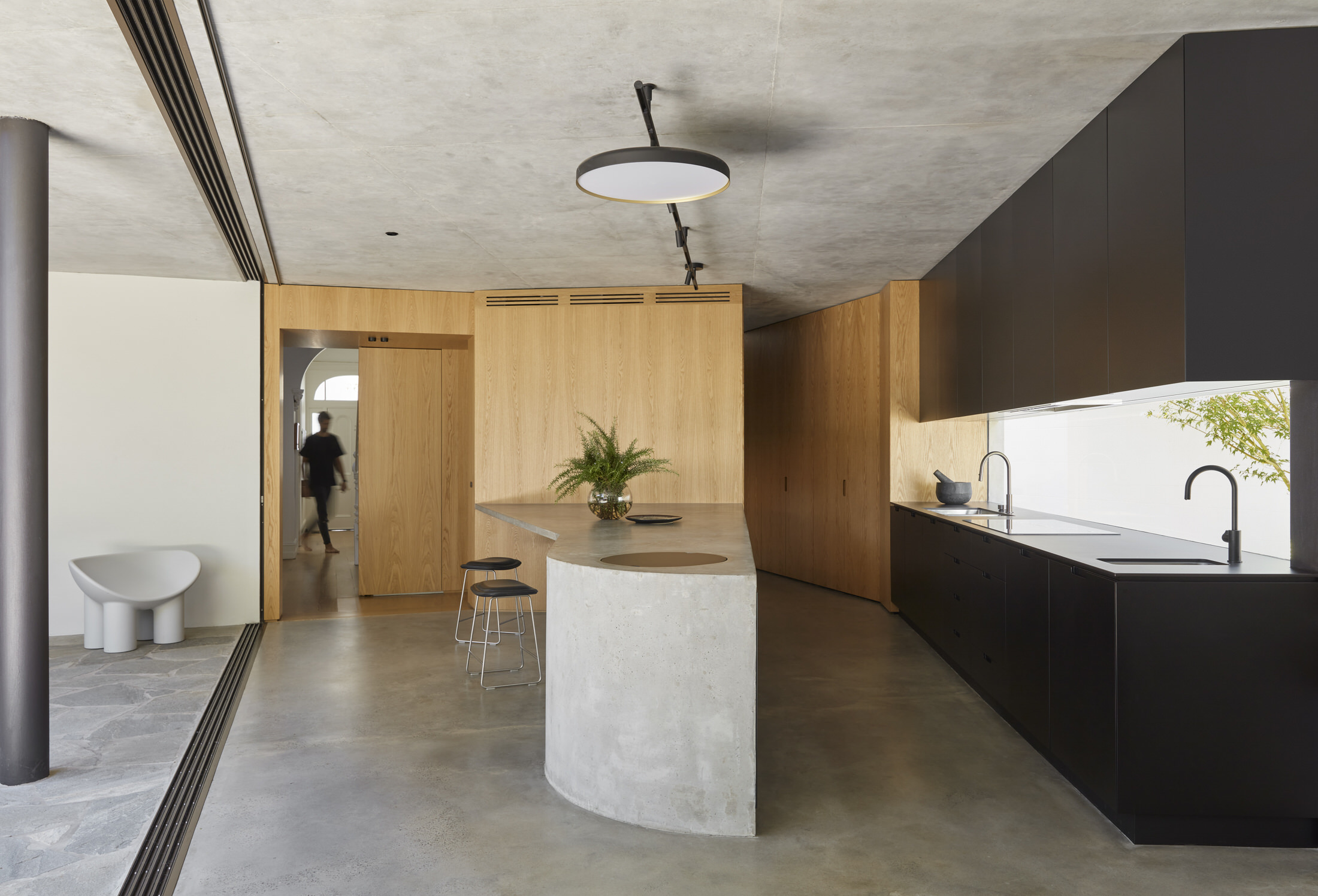 混凝土与绿意的和谐共舞 · Grove House丨澳大利亚悉尼丨Clayton Orszaczky-12