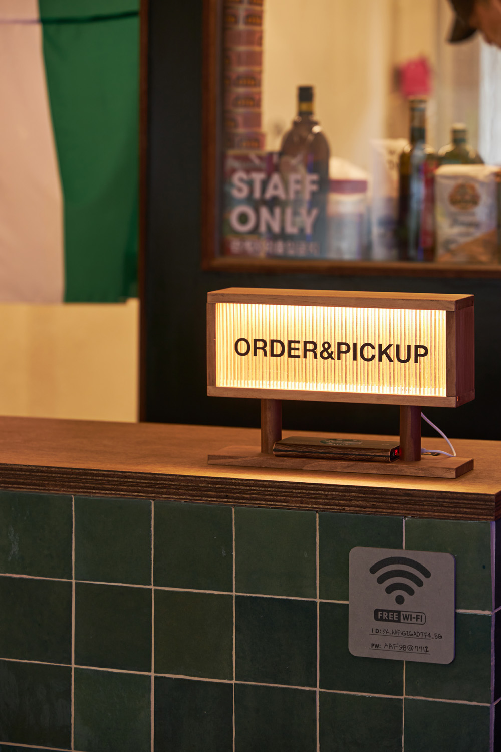 彩色点睛，7 平米小店的独特设计-10