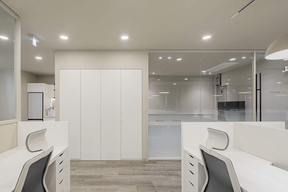 100% 时尚办公室，现代与极简的完美融合-9