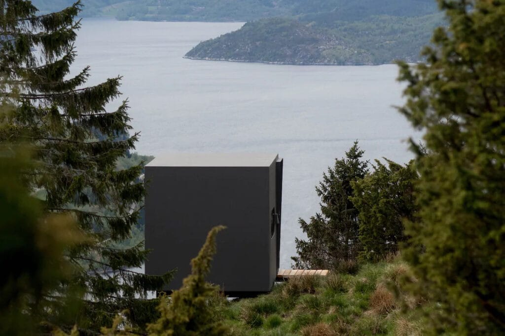 挪威山区极简集装箱鸟箱小屋丨设计工作室Livit-25