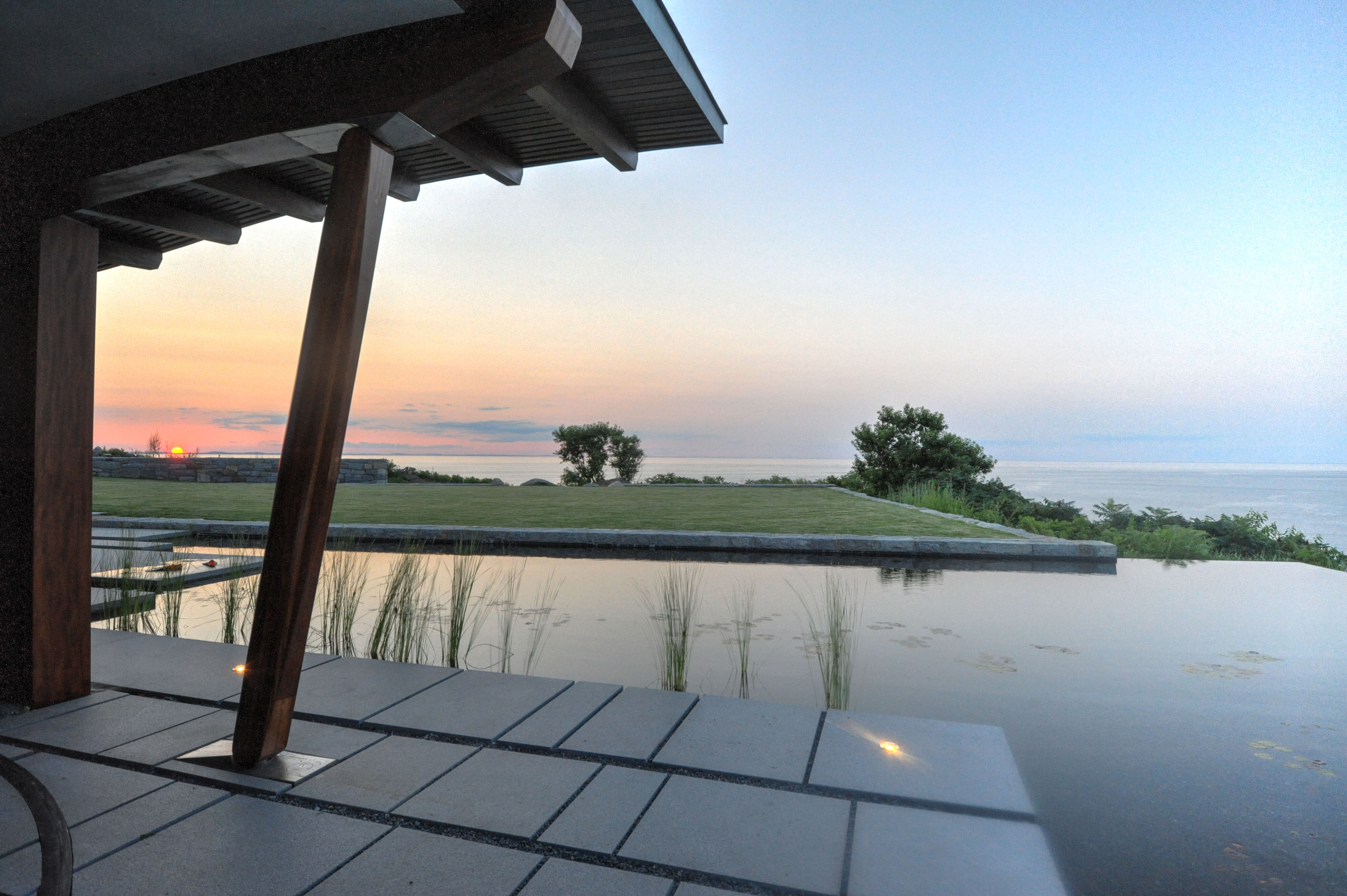 悬崖之上的绿色泳池住宅-30