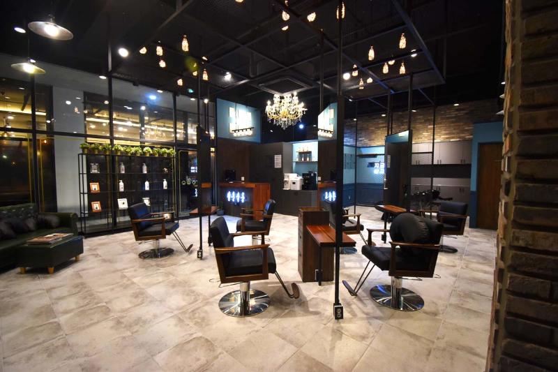 25 平米美妆小店，极简黑白色调打造青春时尚空间-2