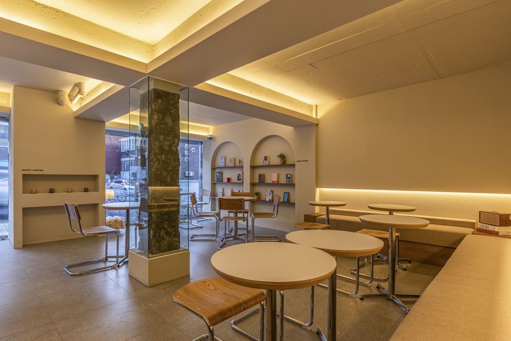 温暧的 18 坪咖啡厅设计 | 白色与木质的温馨空间-10