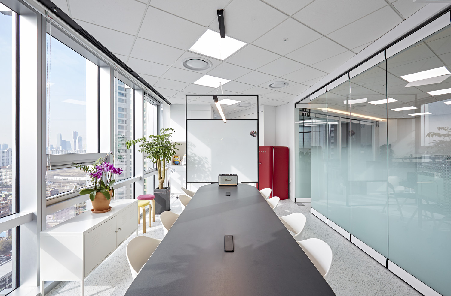 "34 平米水族公司办公室，极简舒适的室内设计"-8