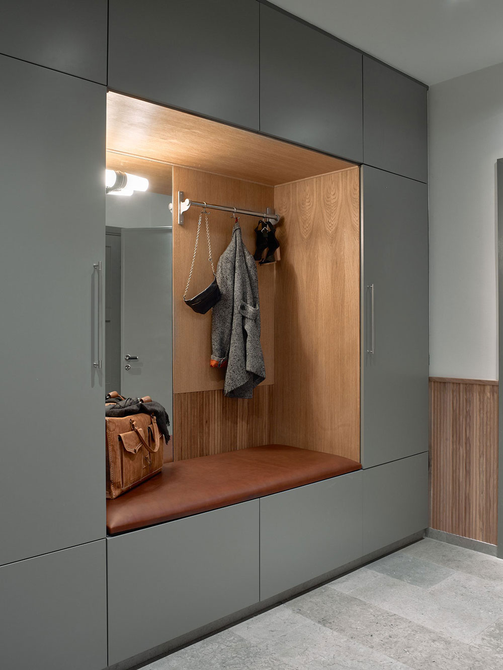 原木与灰色共舞,打造独特斯堪的纳维亚风格公寓-27