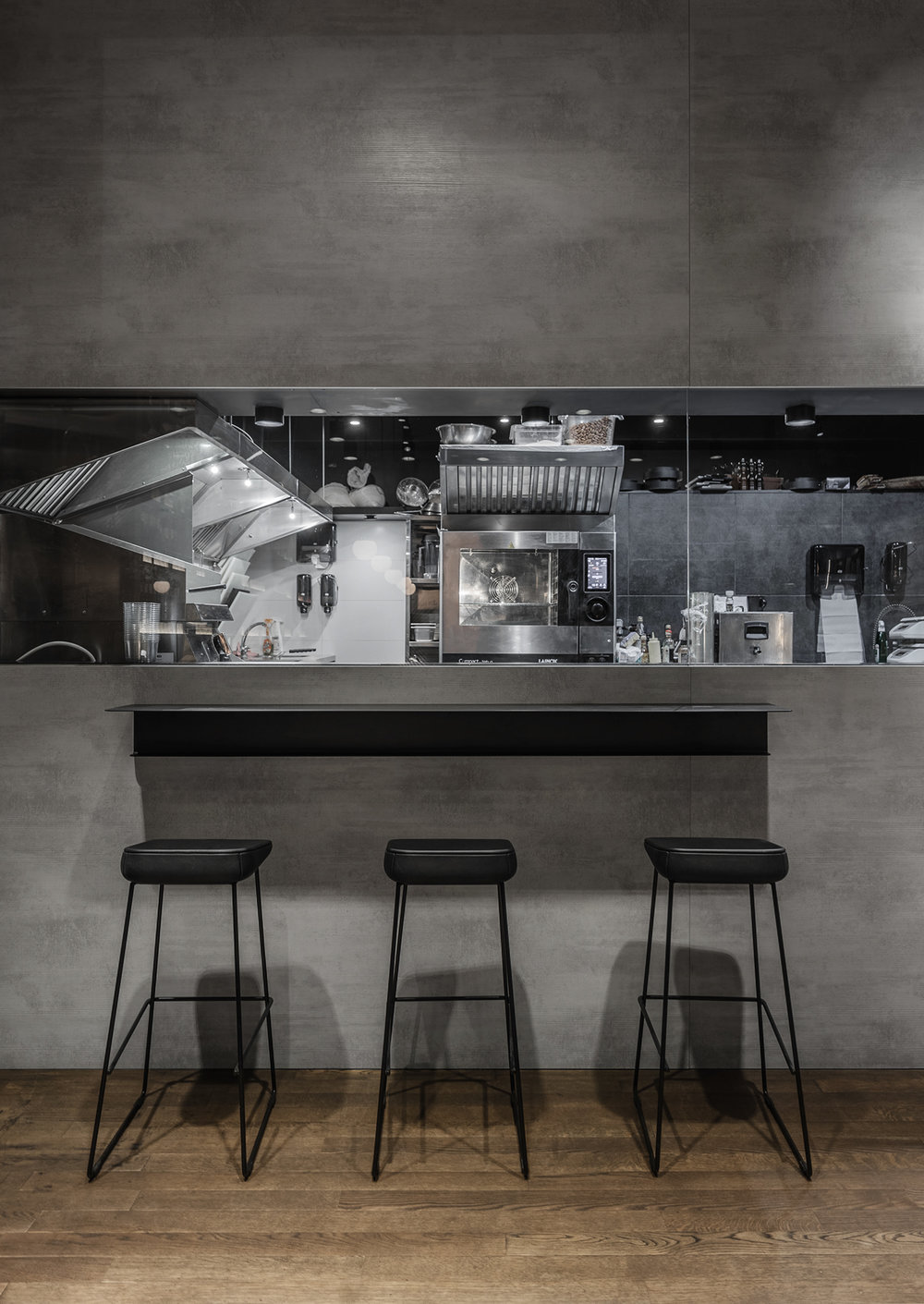 玻璃墙隔绝繁忙，温暖灯光映照品酒空间-8