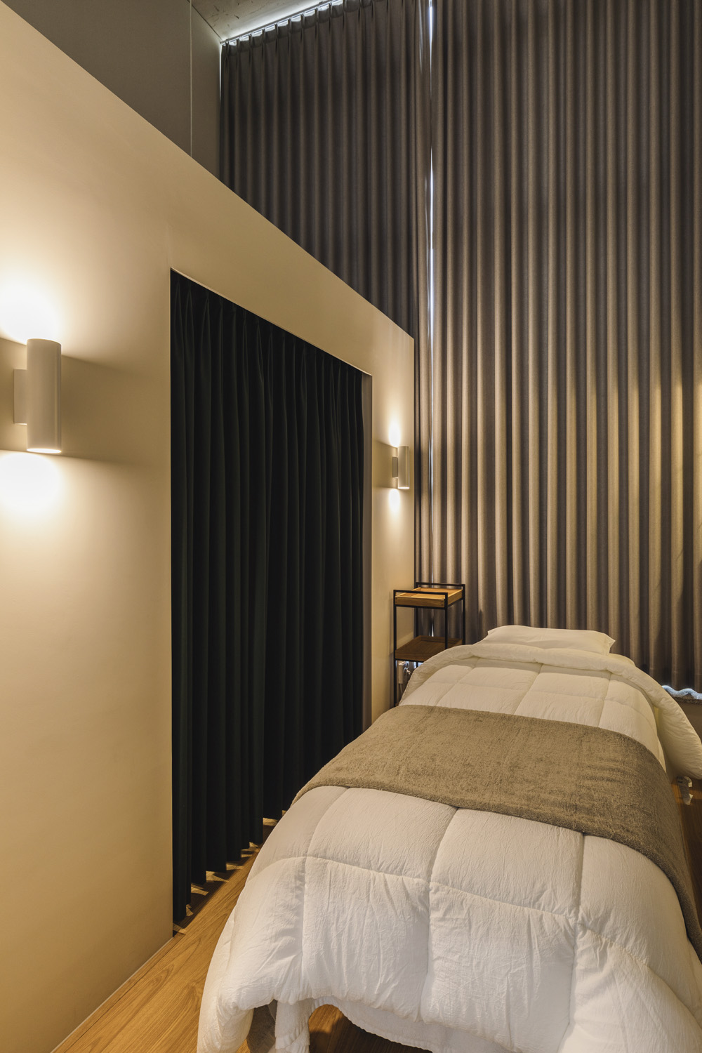 时尚高级的 10 坪美妆店设计-8