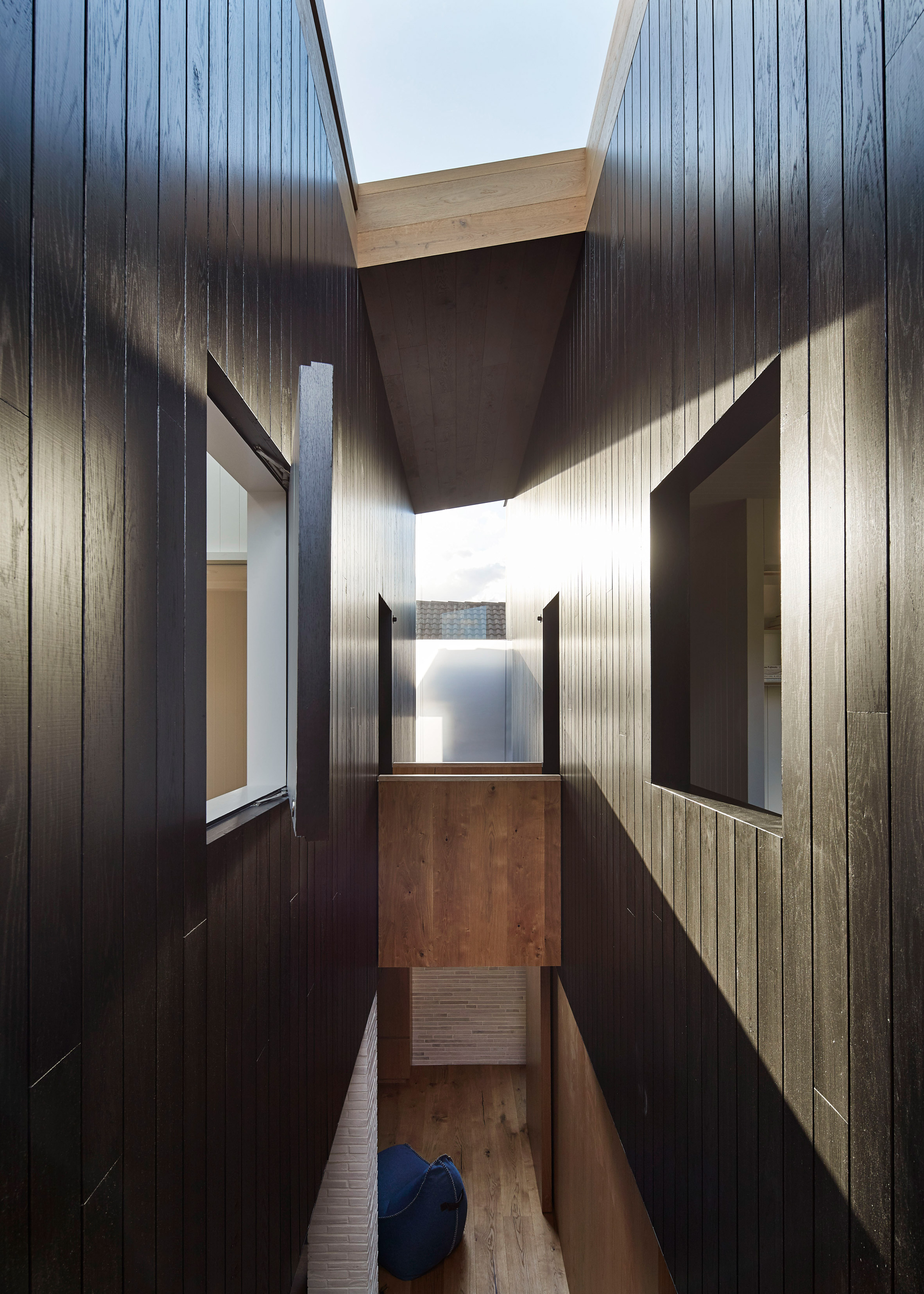 Andrew Burges' Sydney house pairs pale brickwork with blackened wood-17