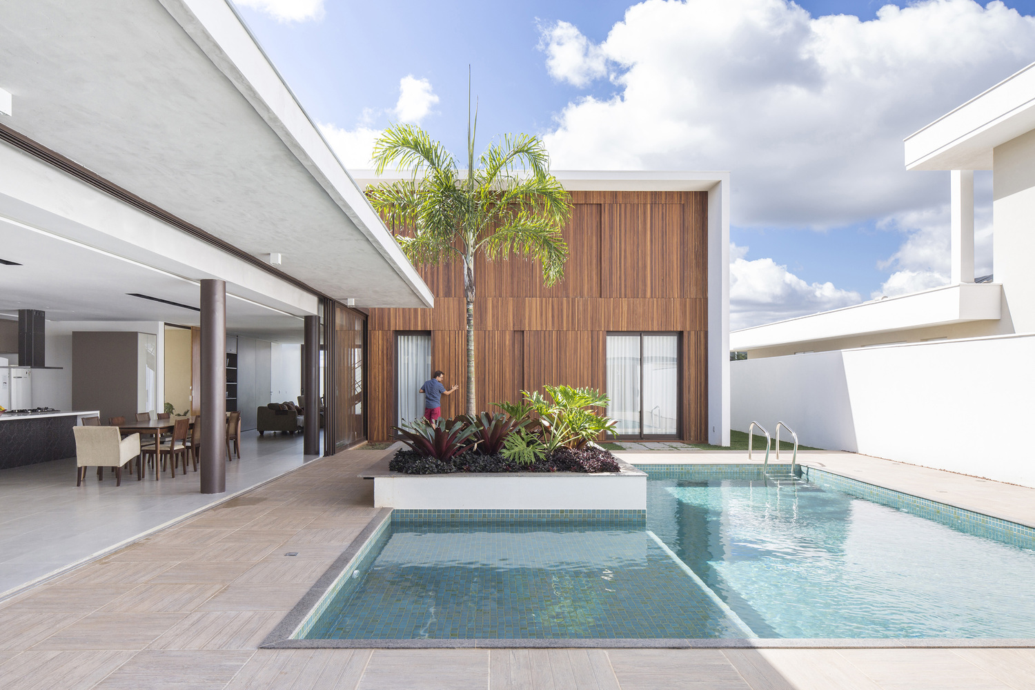 巴西利亚简约住宅,铝制框架大玻璃板创造美食空间-32