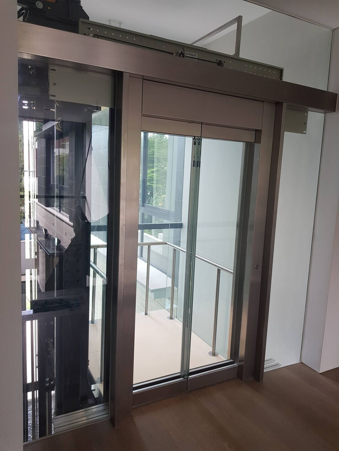 新加坡植物园旁的无框玻璃电梯别墅-12