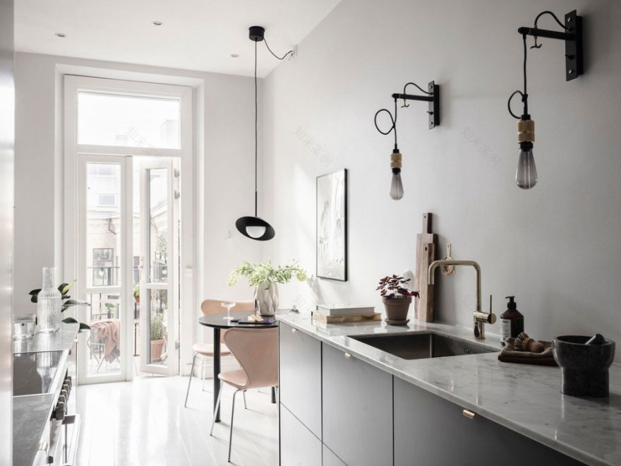 Gothenburg 魅力白公寓,女性化温馨设计-17