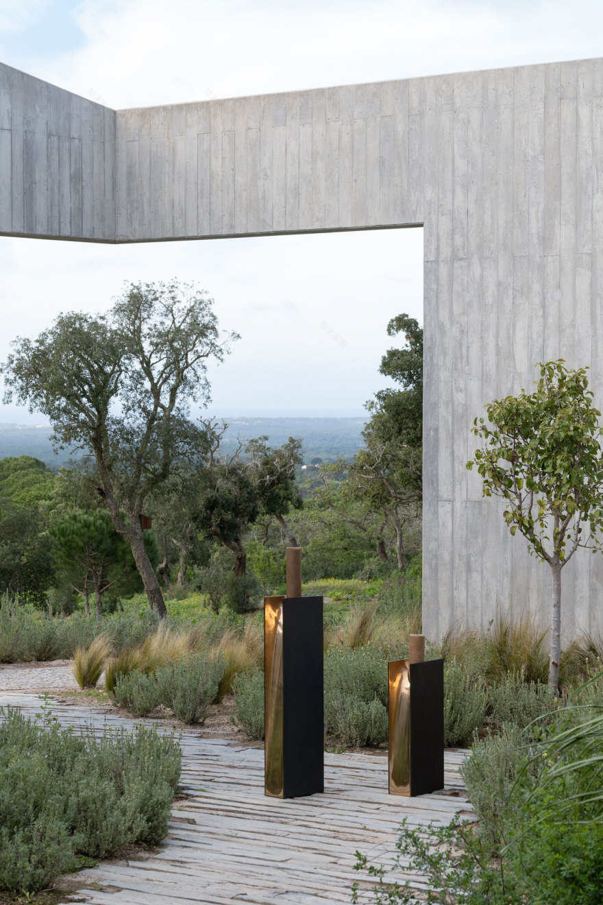 Noé Duchaufour-Lawrance 设计青铜与蜂蜡烛台系列-0