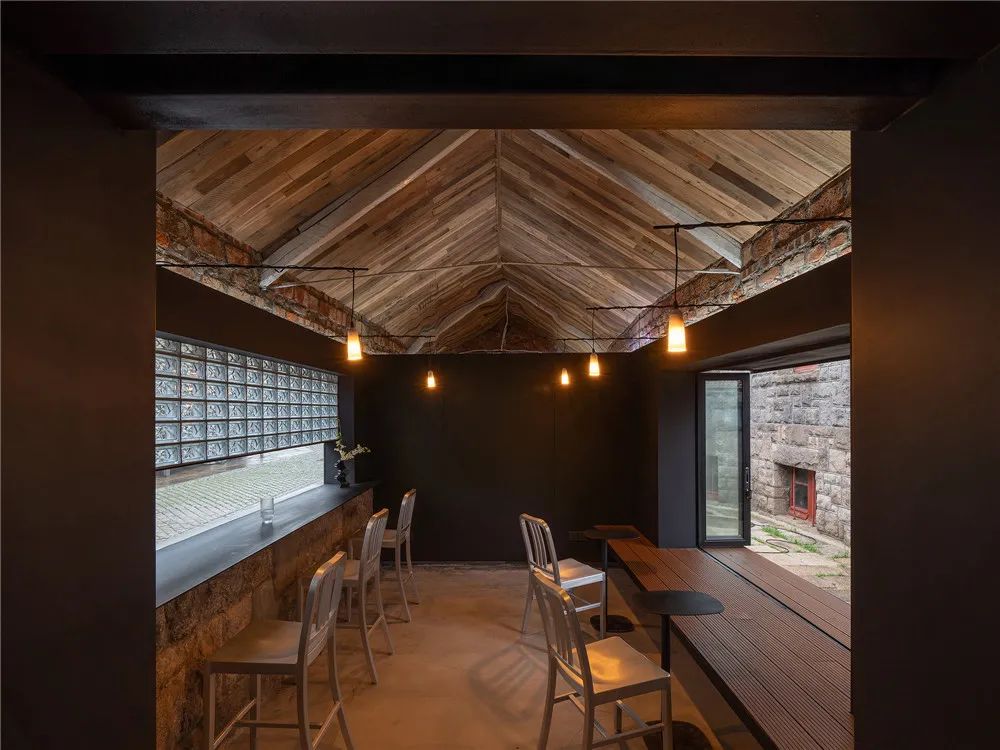 毗邻百年德式建筑，由三间门脸房改造而成网红咖啡店-25