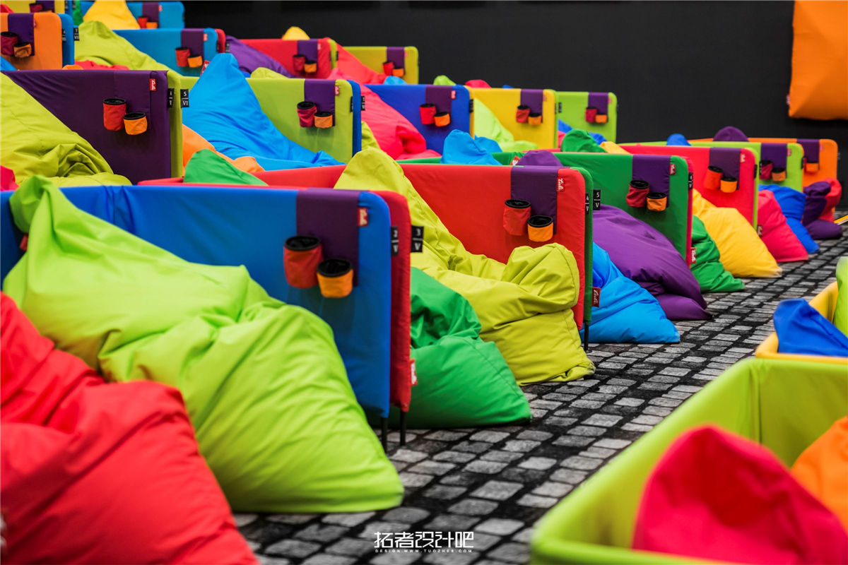 色彩缤纷的影院空间，打造沉浸式观影体验-2