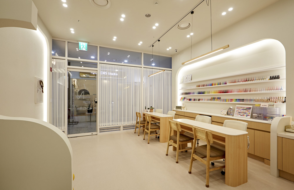 简约白色与原木质感的完美融合 | 10 坪小空间的艺术探索-7