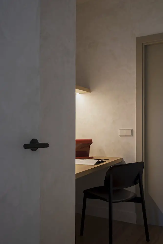 马德里绿色厨房与原始混凝土的时尚公寓设计-17