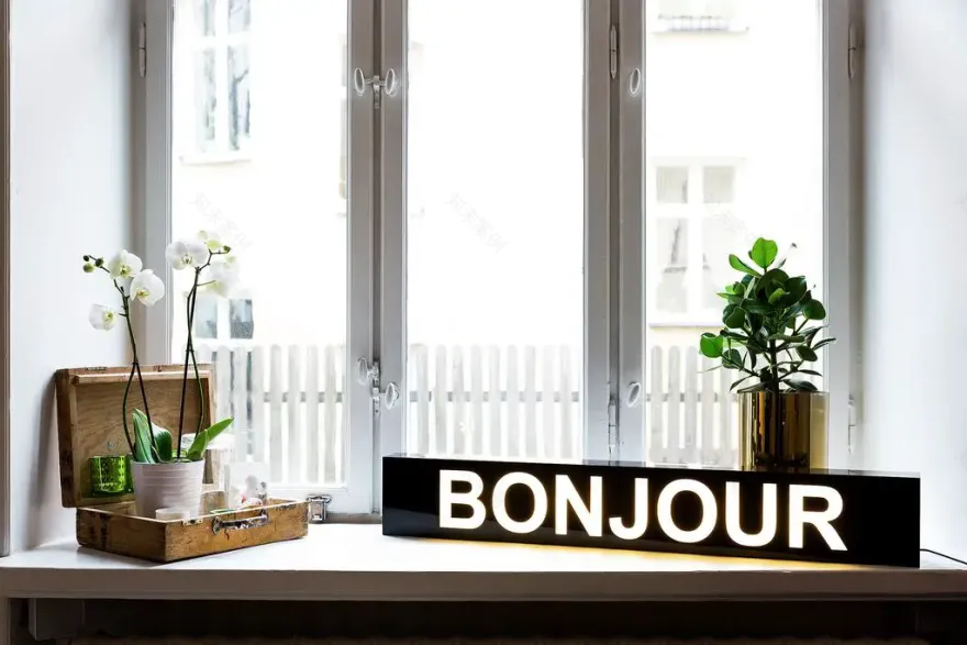 红 SMEG 厨房,温馨两居室的亮点-1