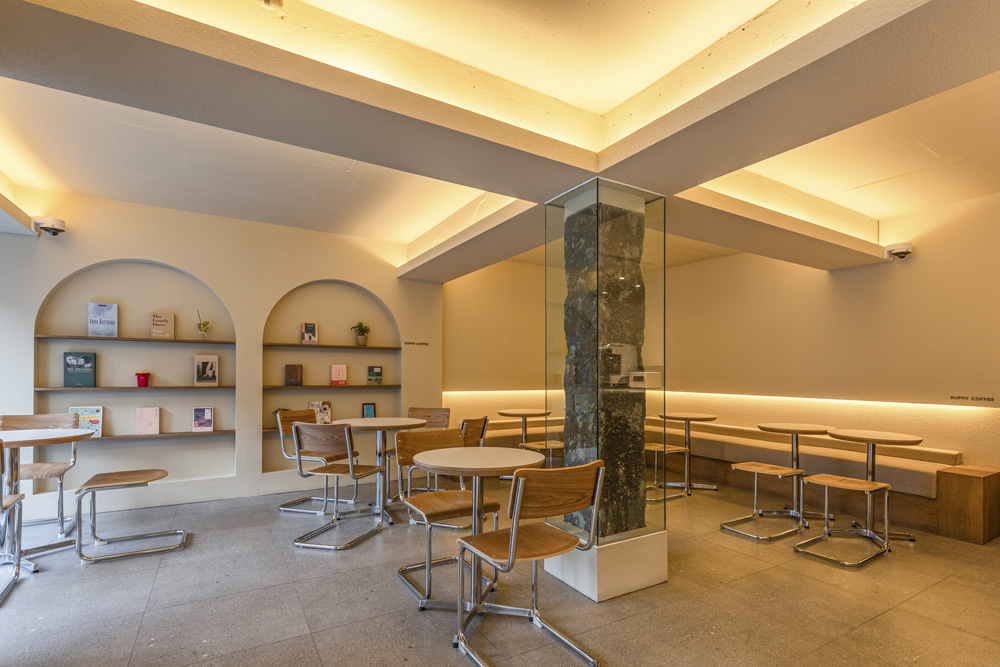 温暧的 18 坪咖啡厅设计 | 白色与木质的温馨空间-5