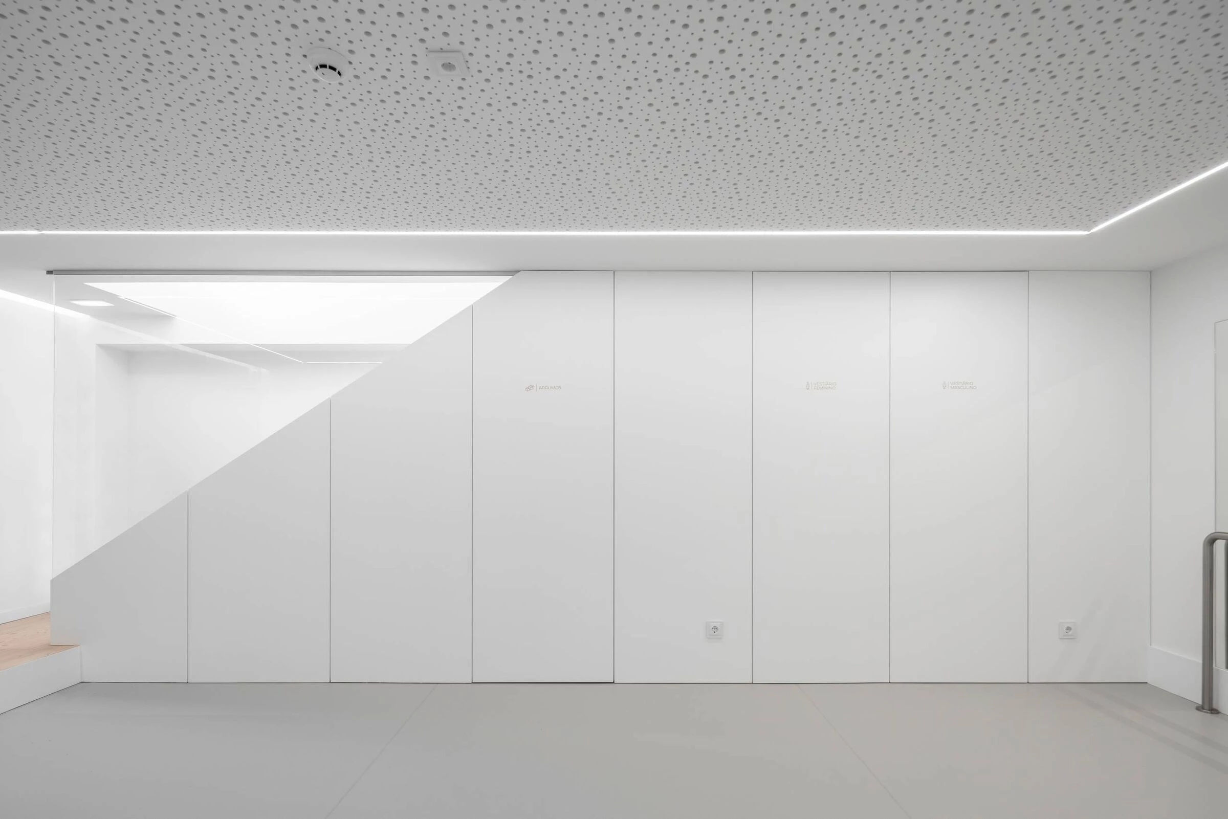 葡萄牙阳光医疗办公室设计丨Arquitetos Rómulo Neto-28