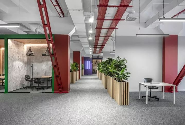 乌克兰 AmoMedia 办公室 | 工业风与活力的红绿碰撞-4