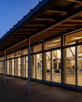 自然环抱的儿童友好型中学丨MIKAMI Architects