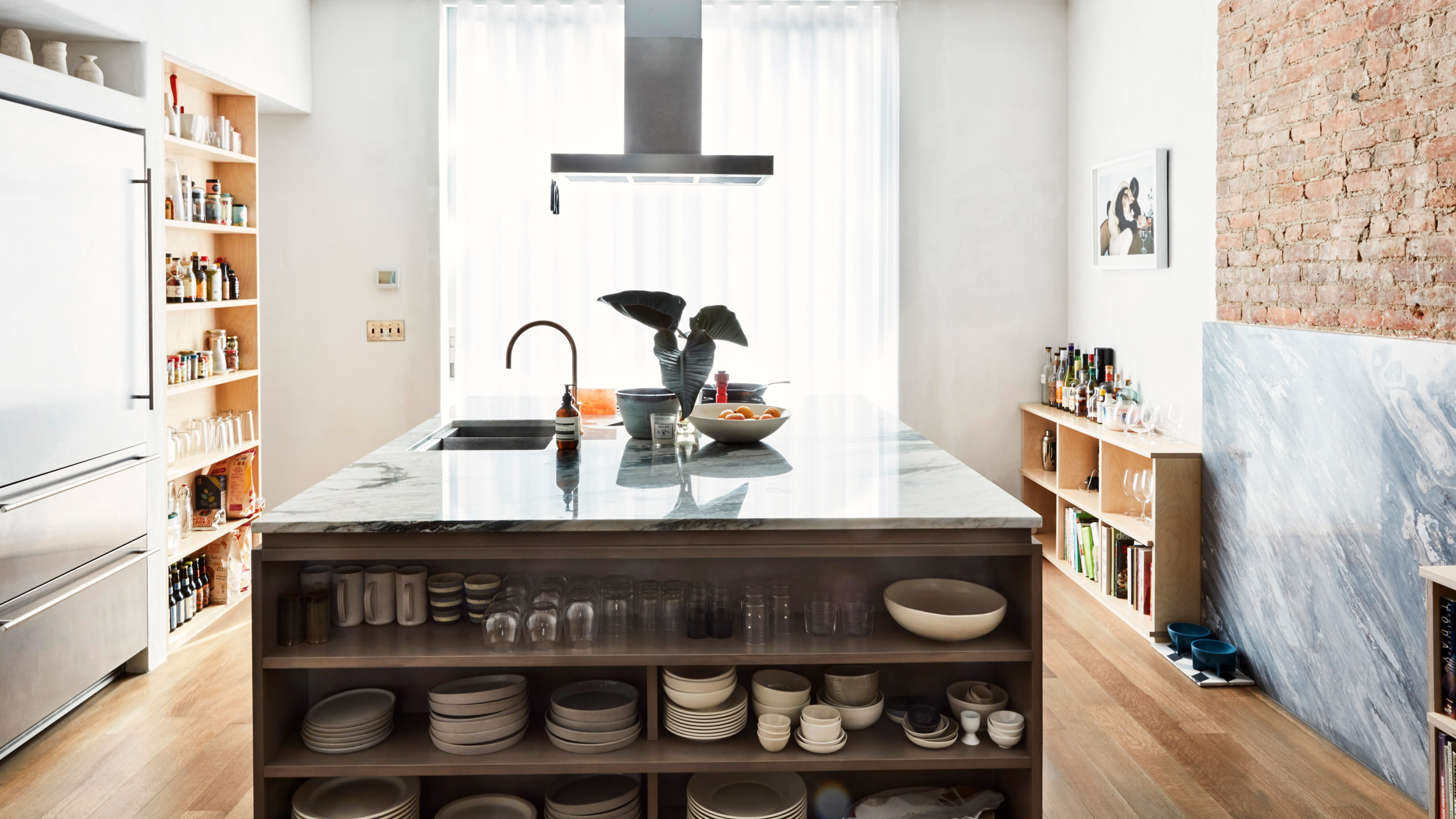 重塑褐石空间，开放式布局与自然光完美融合-0