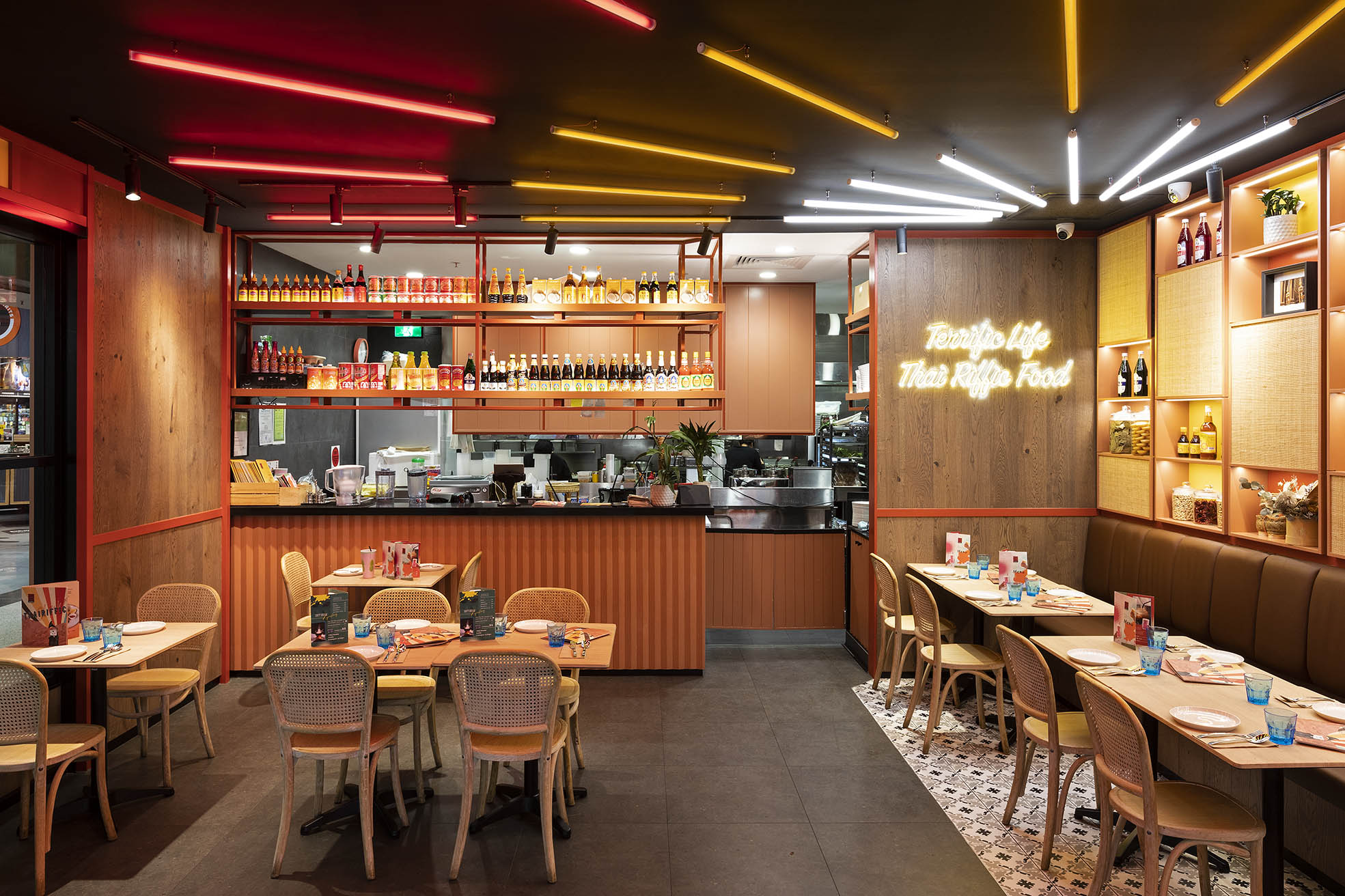 Thairiffic 餐厅 · 现代工业风格的泰国街美食空间丨澳大利亚-7
