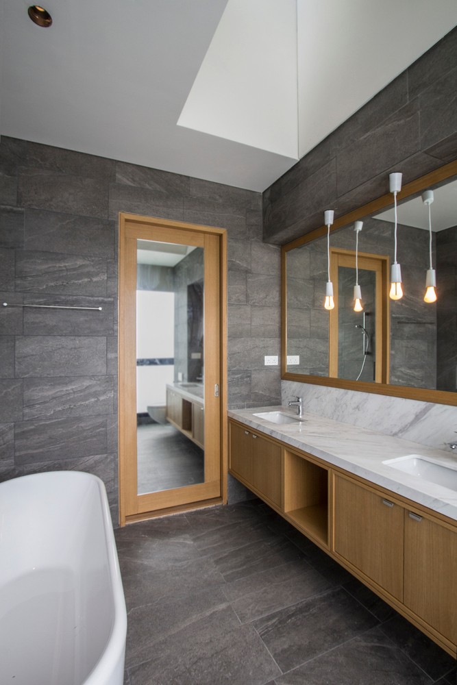 新加坡楔形屋顶混凝土住宅-21